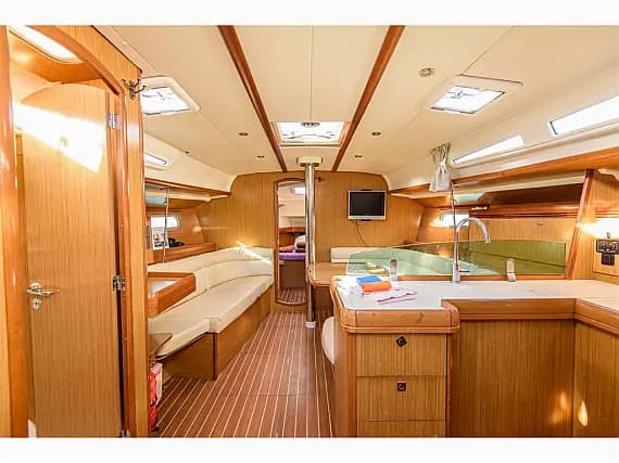 Sun Odyssey 42 i in San Vincenzo / Marina di San Vincenzo - Photo 3