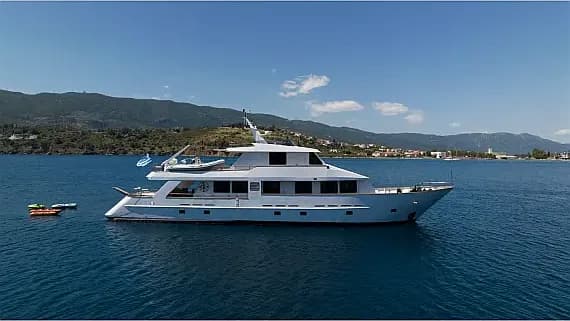 Perama Shipyards 102 in Palaio Faliro / Flisvos Marina - image 1