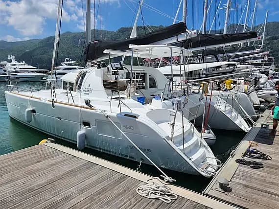 Lagoon 380 in Eden Island / Mahe, Victoria / Eden Island Marina - image 1