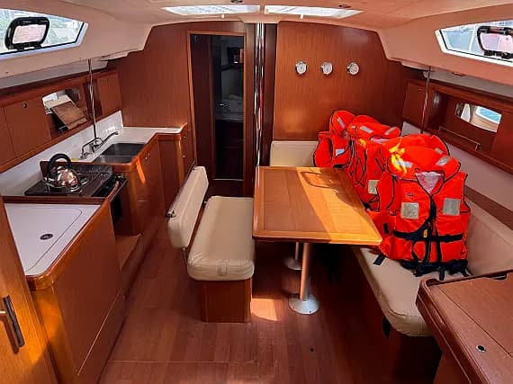 Oceanis 43 in Sukošan / D-Marin Dalmacija Marina - Photo 3