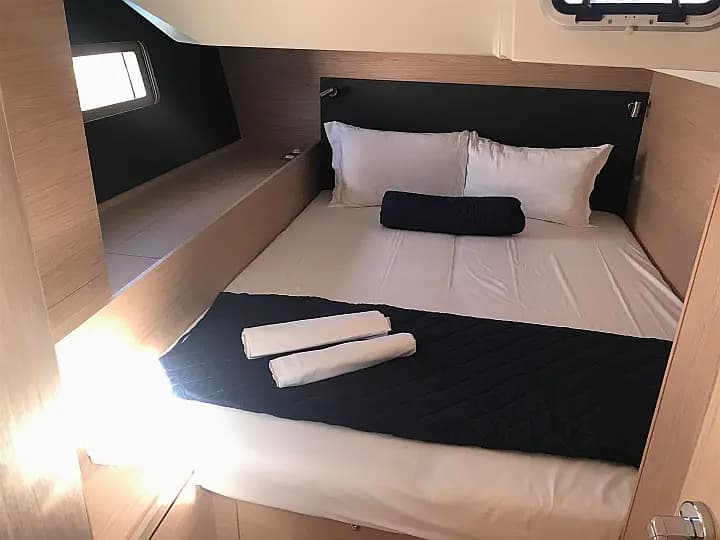 Oceanis 51.1 in Sardinia / Portisco / Cala dei Sardi - Photo 4