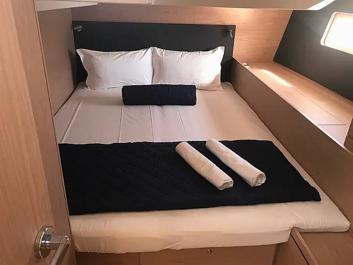 Oceanis 51.1 in Sardinia / Portisco / Cala dei Sardi - Photo 5