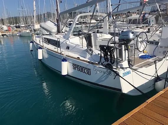 Oceanis 38.1 in Castiglioncello / Marina Cala de' Medici - Photo 1
