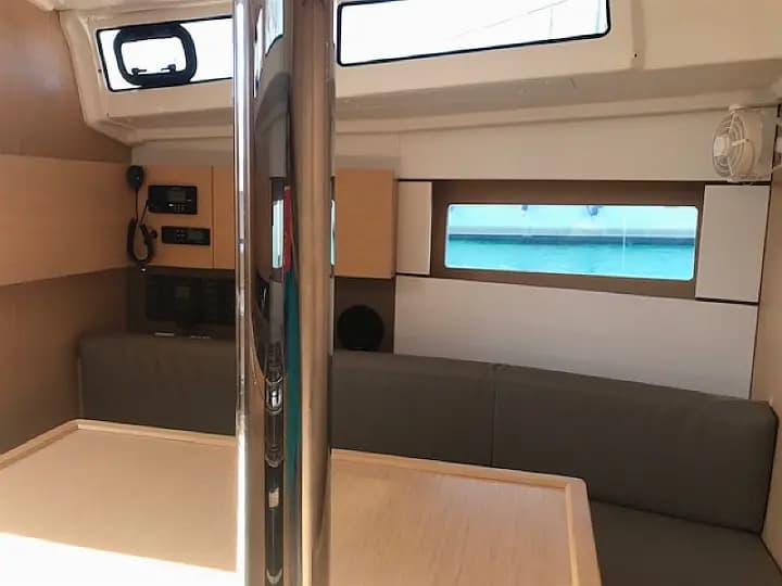 Oceanis 38.1 in Castiglioncello / Marina Cala de' Medici - Photo 4