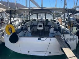 Bavaria C42 in Paros port thumbnail 6
