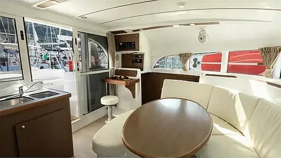 Lagoon 380 in Vibo Marina - Photo 3