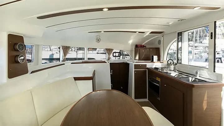 Lagoon 380 in Vibo Marina - Photo 4