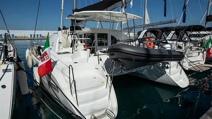 Lagoon 380 in Vibo Marina - Photo 5