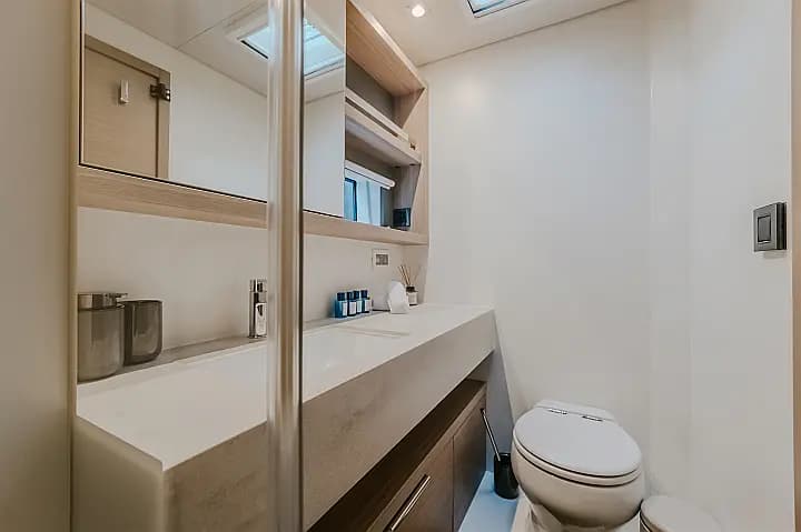 Lagoon 55 in Kaštel Gomilica / Marina Kaštela - Photo 4