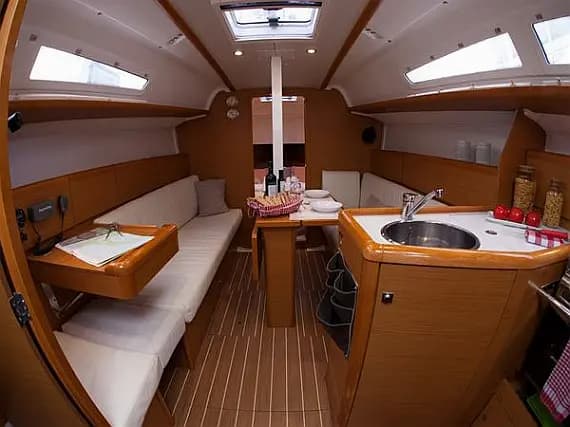 Sun Odyssey 33i in Athens / Marina Delta Kallithea - Photo 3