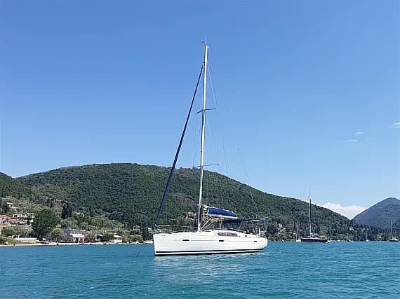 Oceanis 43 in Lavrion Main Port - Photo 1