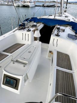 Oceanis 43 in Lavrion Main Port thumbnail 12