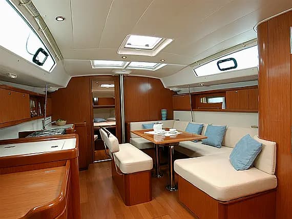Oceanis 43 in Lavrion Main Port - Photo 3