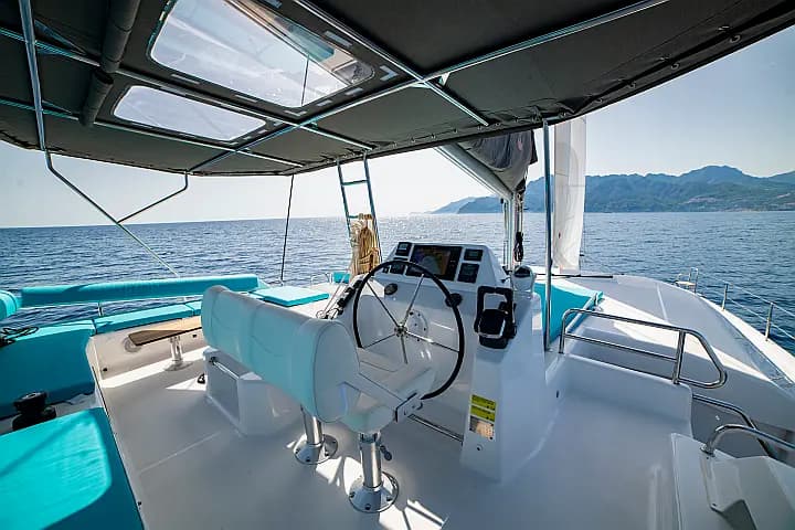 Dufour Catamaran 48 in Salerno / Marina d'Arechi - Photo 4