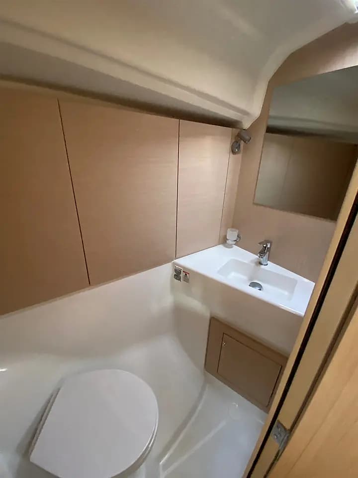 Oceanis 40.1 in Athens / Alimos Marina - Photo 4