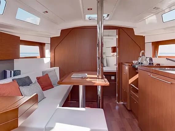 Oceanis 35 in Sicily / Furnari / Marina Portorosa - Photo 3