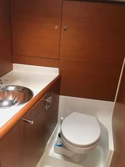 Sun Odyssey 419 in Mallorca / Palma de Mallorca / La Lonja Marina Charter thumbnail 16