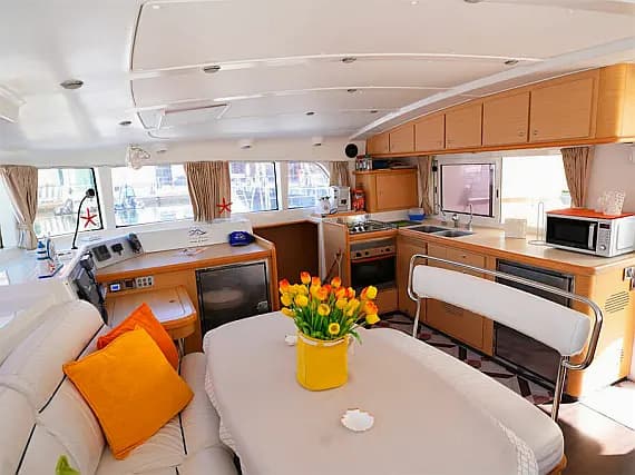 Lagoon 440 in Naples / Darsena Acton - Photo 3