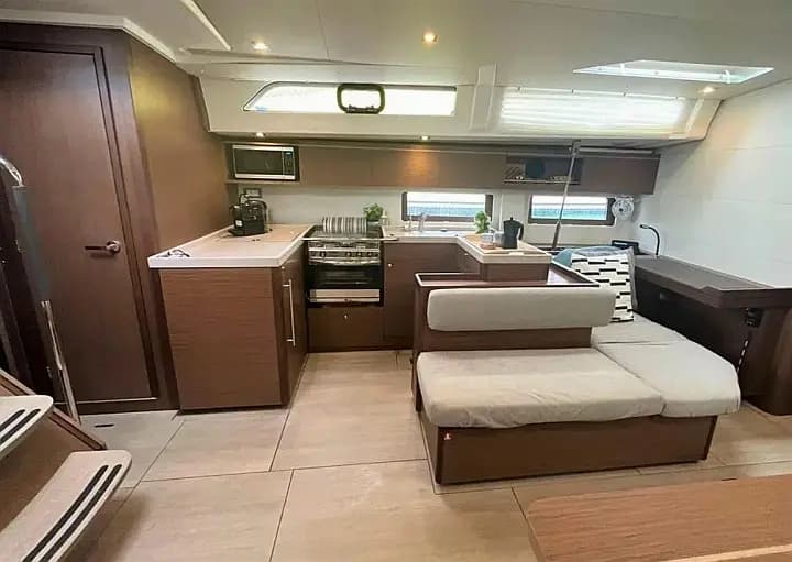 Oceanis 51.1 in Athens / Alimos Marina - Photo 4
