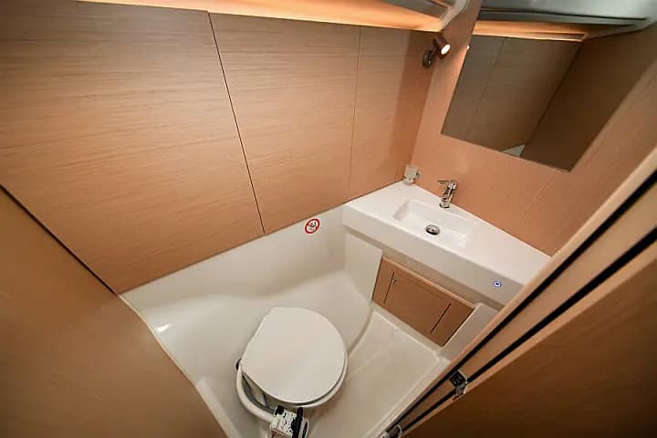 Oceanis 40.1 in Piraeus / Athens Marina S.A. - Photo 4