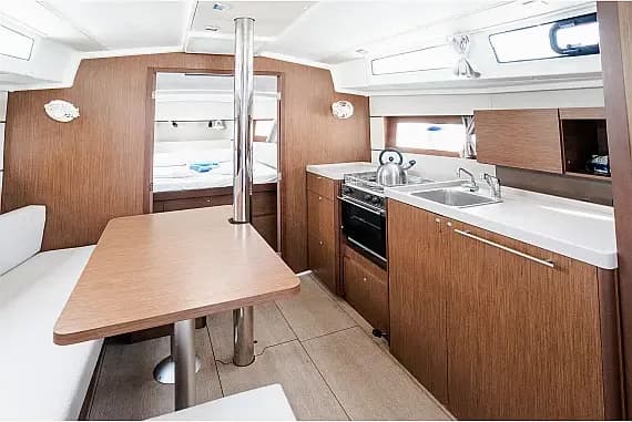 Oceanis 38.1 in Castiglioncello / Marina Cala de' Medici - Photo 3