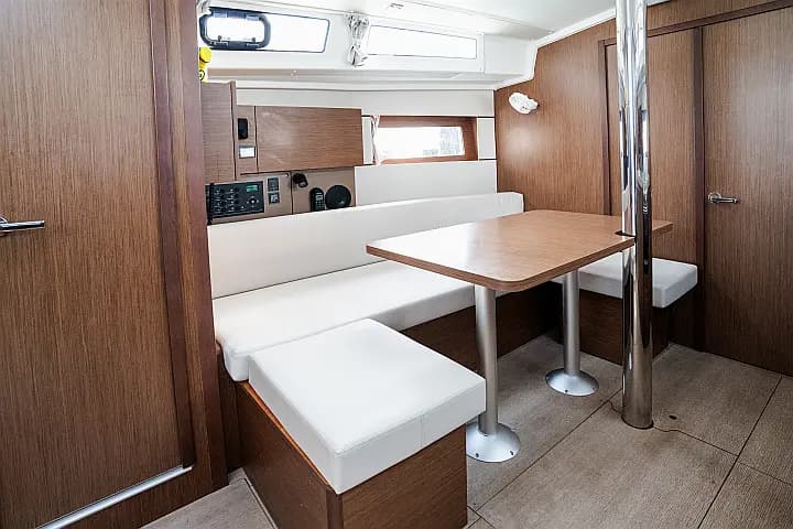 Oceanis 38.1 in Castiglioncello / Marina Cala de' Medici - Photo 4