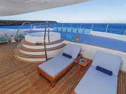 Power Catamaran in Baltra thumbnail 7