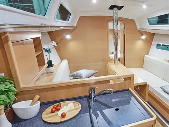 Sun Odyssey 319 in Sicily / Furnari / Marina Portorosa - Photo 3