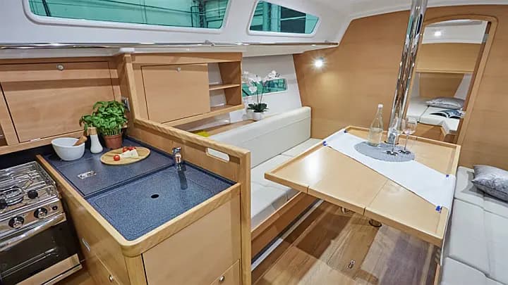 Sun Odyssey 319 in Sicily / Furnari / Marina Portorosa - Photo 5
