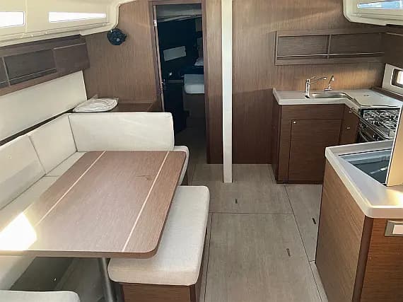 Oceanis 40.1 in Athens / Alimos Marina - Photo 2