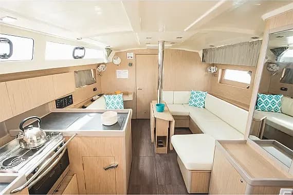 Oceanis 41.1 in Castiglioncello / Marina Cala de' Medici - Photo 3