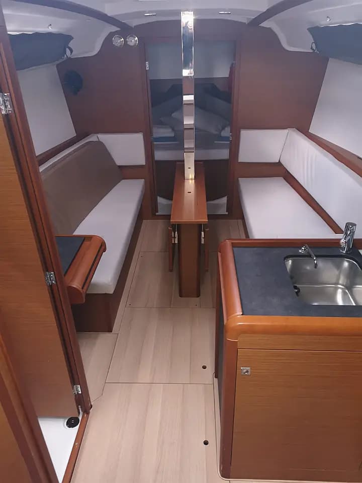 Sun Odyssey 349 in Skopelos / Loutraki Harbour - Photo 4