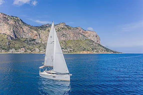 Sun Odyssey 319 in Sicily / Palermo / La Cala (Porto Palermo) - Photo 1