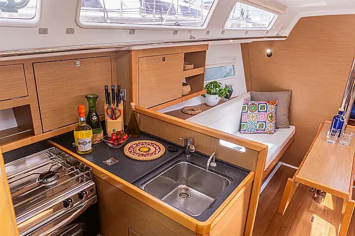 Sun Odyssey 319 in Sicily / Palermo / La Cala (Porto Palermo) - Photo 4
