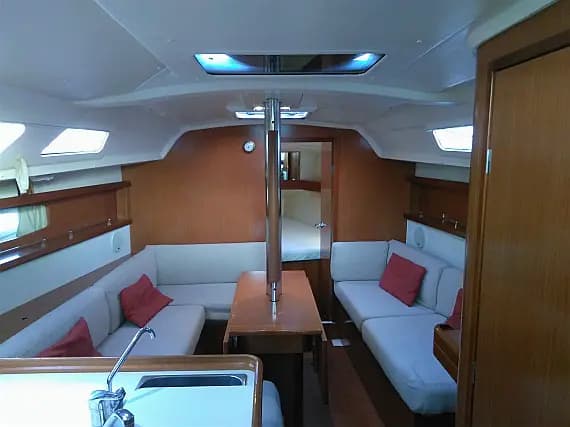 Oceanis 34 in Achillio port - Photo 3