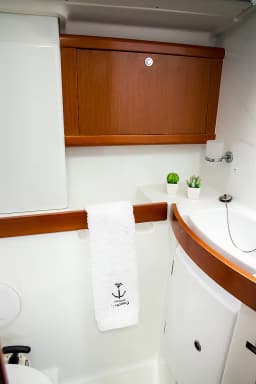 Oceanis 43 in Lefkada / Nikiana Marina thumbnail 20