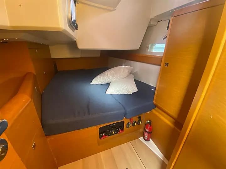 Sun Odyssey 519 in Lavrion / Olympic Marina - Photo 4