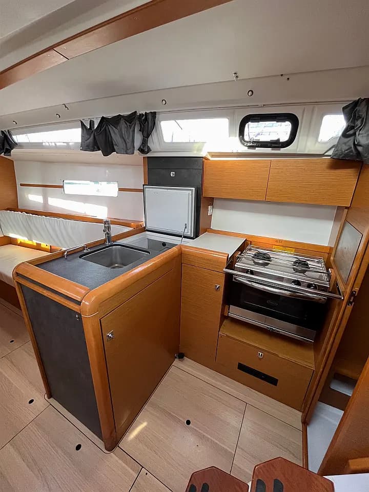 Sun Odyssey 349 in Sukošan / D-Marin Dalmacija Marina - Photo 5