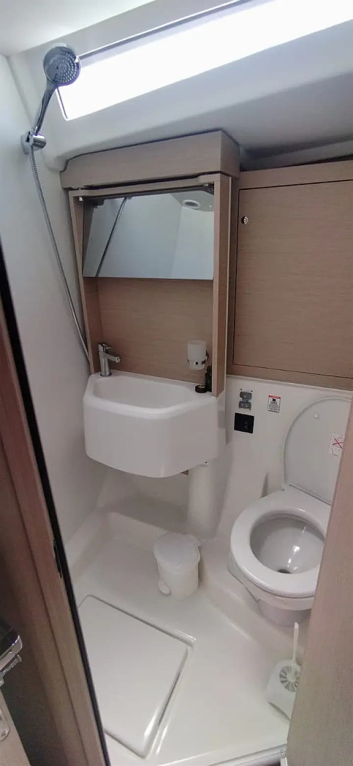 Oceanis 51.1 in Athens / Alimos Marina - Photo 5
