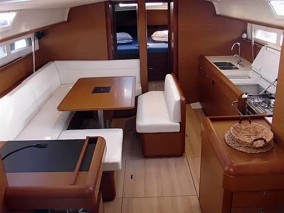 Sun Odyssey 519 in Athens / Alimos Marina - Photo 3