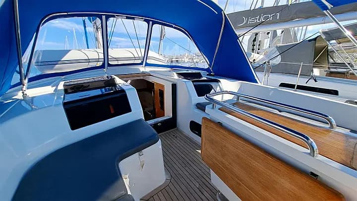 Hanse 455 in Lavrion Main Port - Photo 4