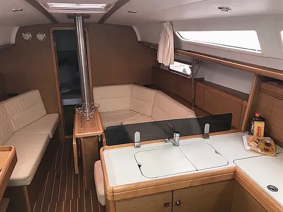 Sun Odyssey 36i in Sardinia / Portisco / Cala dei Sardi - Photo 2