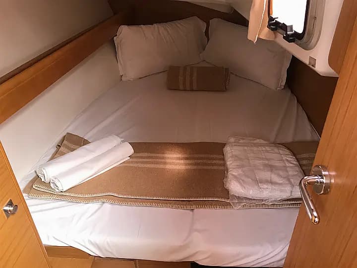 Sun Odyssey 36i in Sardinia / Portisco / Cala dei Sardi - Photo 4