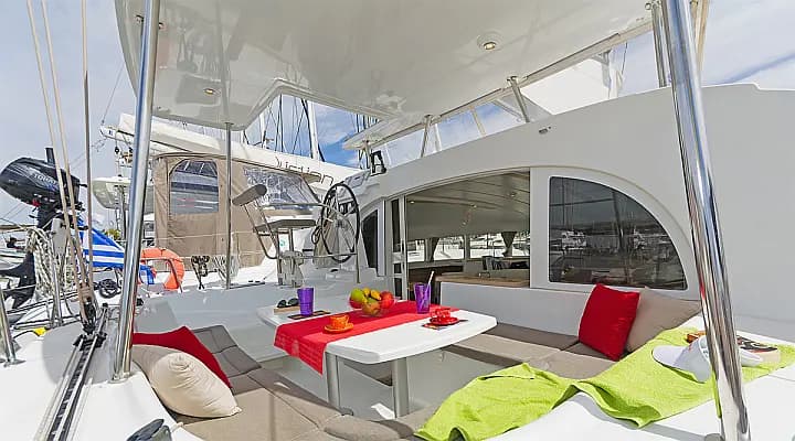 Lagoon 380 in Lavrion Main Port - Photo 4