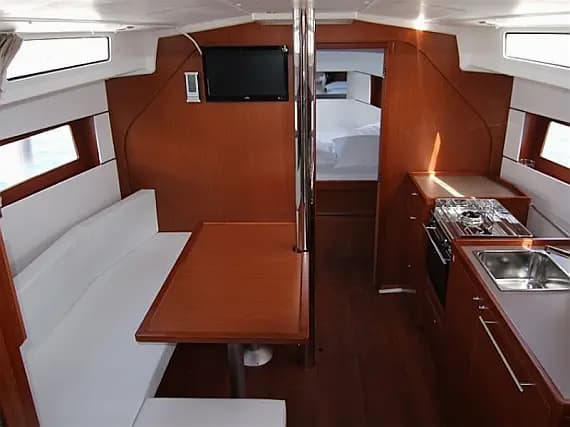 Oceanis 38.1 in Sukošan / D-Marin Dalmacija Marina - Photo 3
