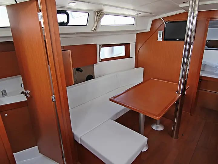 Oceanis 38.1 in Sukošan / D-Marin Dalmacija Marina - Photo 4