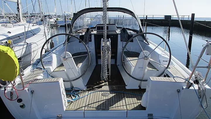 Hanse 315 in Altefähr Harbor - Photo 4