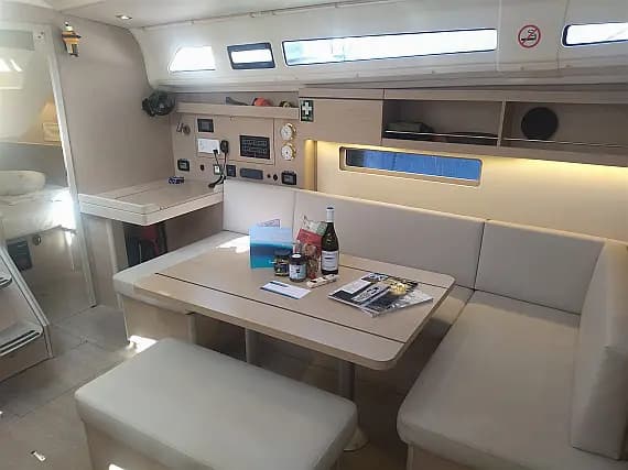 Oceanis 40.1 in Athens / Alimos Marina - Photo 3