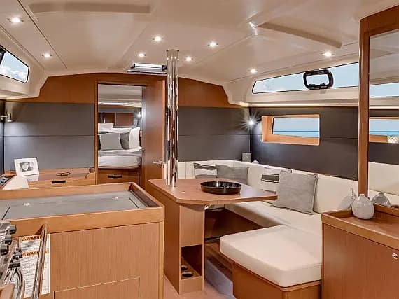 Oceanis 41.1 in Sicily / Furnari / Marina Portorosa - Photo 3