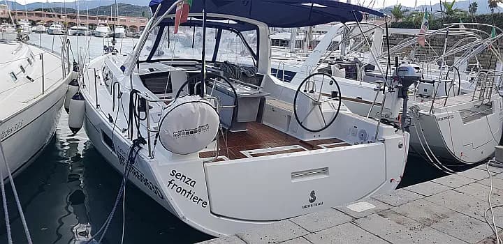 Oceanis 41.1 in Sicily / Furnari / Marina Portorosa - Photo 4